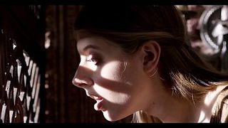 Девушка таилась в высокой башне и временами мастурбировала узкую пизду