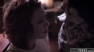 Жестко трахнул девушку намотав на член медальон, подаренный её парнем