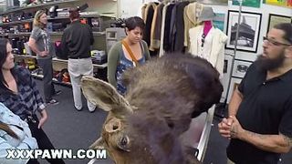 У охранника сегодня весьма удачный день, ведь отодрал дырки отличных сучек