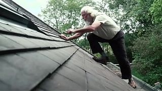 Худая девка взяла у старого соседа в рот и поеблась с ним на лужайке у дома